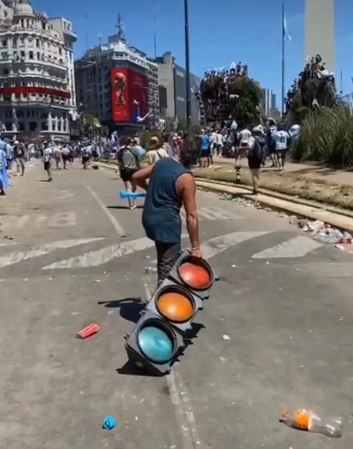 Un hombre se llevó un semáforo de recuerdo. Foto: Clarín