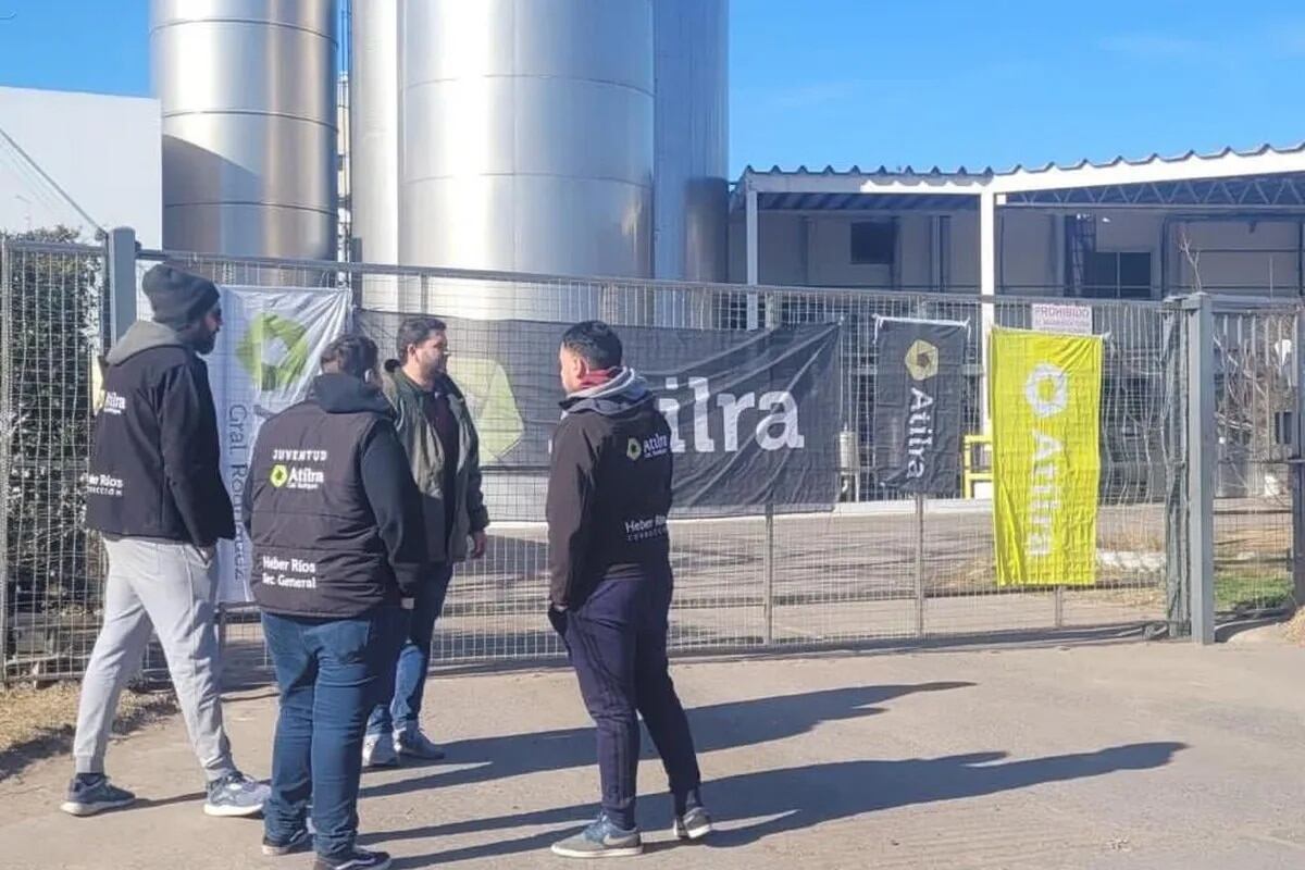 La empresa láctea que fue bloqueada por sindicalistas, despidió a los trabajadores que participaron de la medida. TN