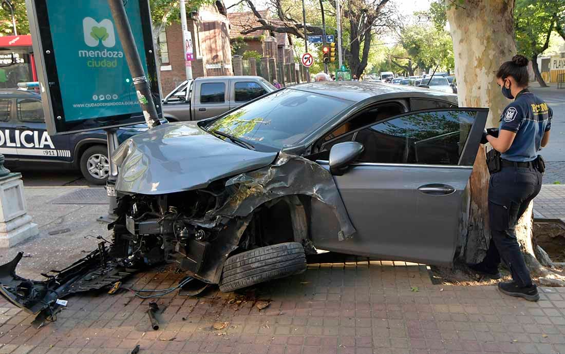 Robó, corrió y Chocó
Un playero debía cuidarle el auto a un turista, salió ebrio a manejarlo y lo estrelló contra un poste en Perú y Avenida Las Heras de Ciudad.
Foto Orlando Pelichotti