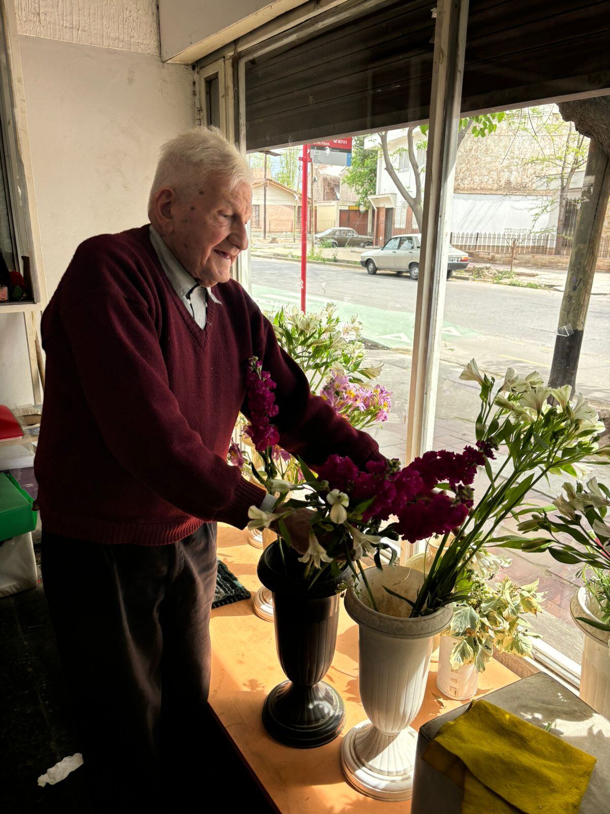 El señor de las Flores: Maximino, el hombre que hace 60 primaveras festeja su pasión cada 21 de septiembre. Foto: Los Andes