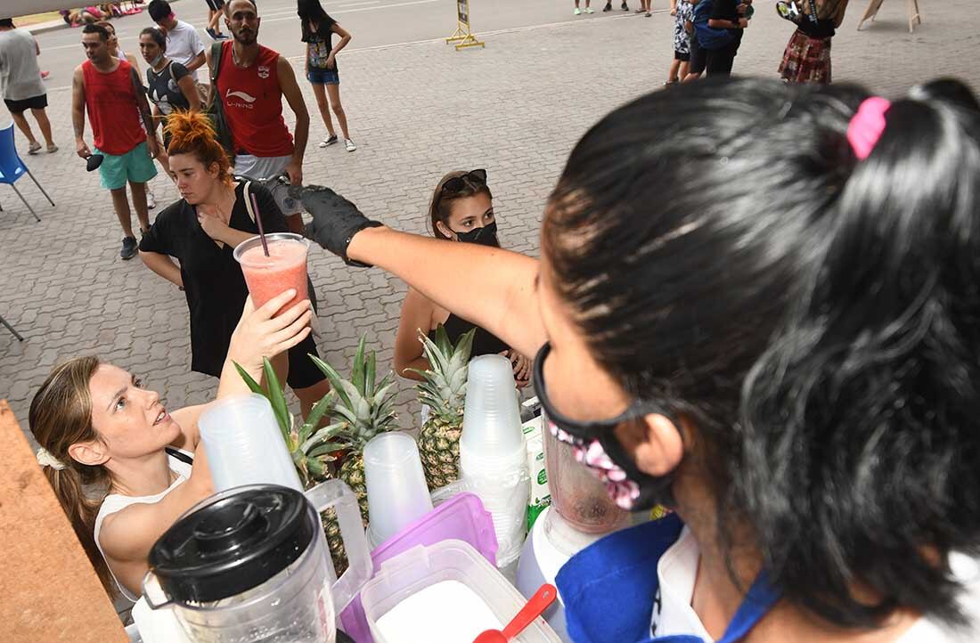 Ola de calor en la provincia de Mendoza con temperaturas muy altas.
La gente se refresca con licuados en el parque General San Martín. Foto: José Gutierrez