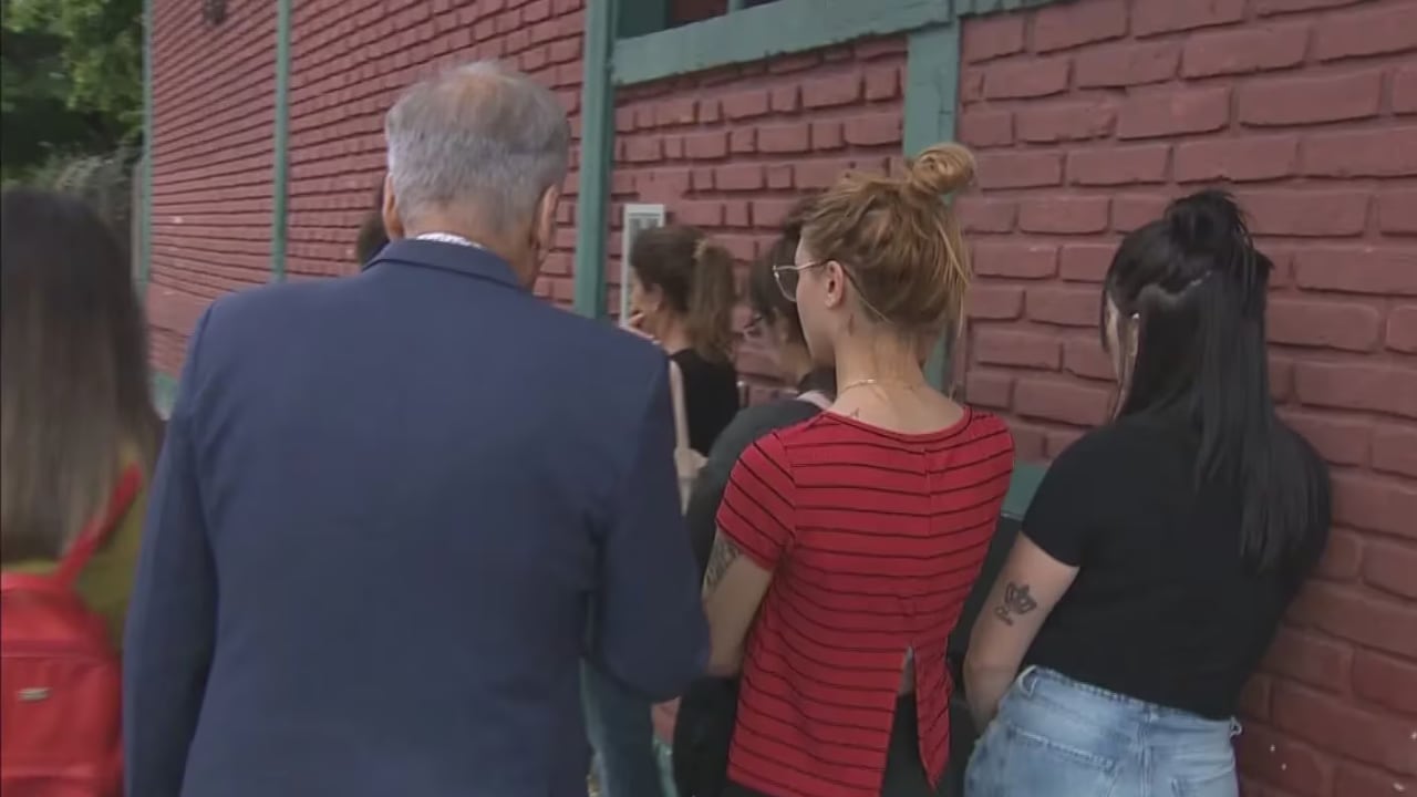 Madres y familiares de las víctimas se reunieron en el frente de la institución para exigir justicia. Foto: Captura TN