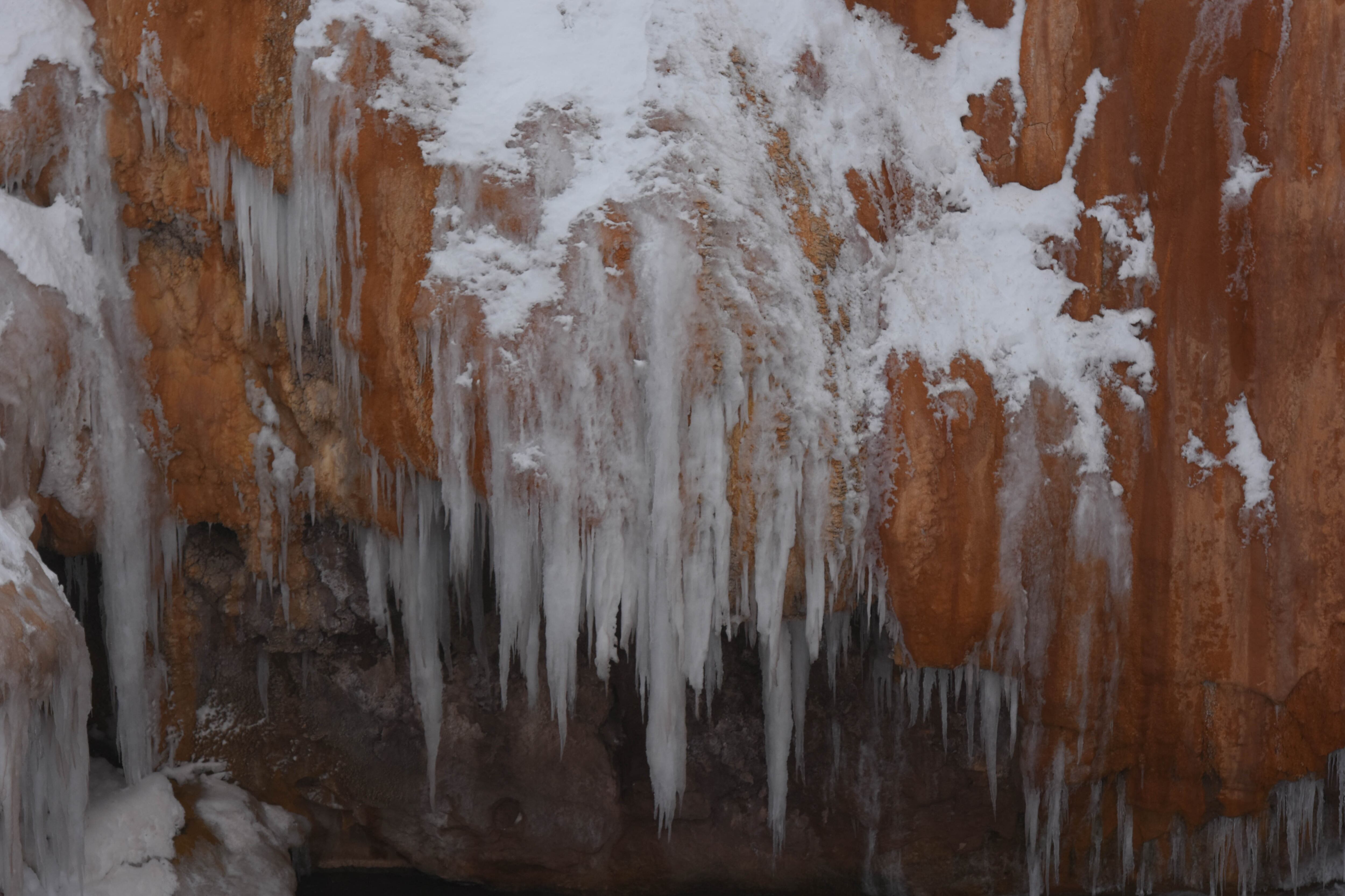 Luego de un invierno seco, la nieve llegó a la Alta Montaña y los mendocinos y turistas aprovecharon el domingo para disfrutar del paisaje y sus atractivos.