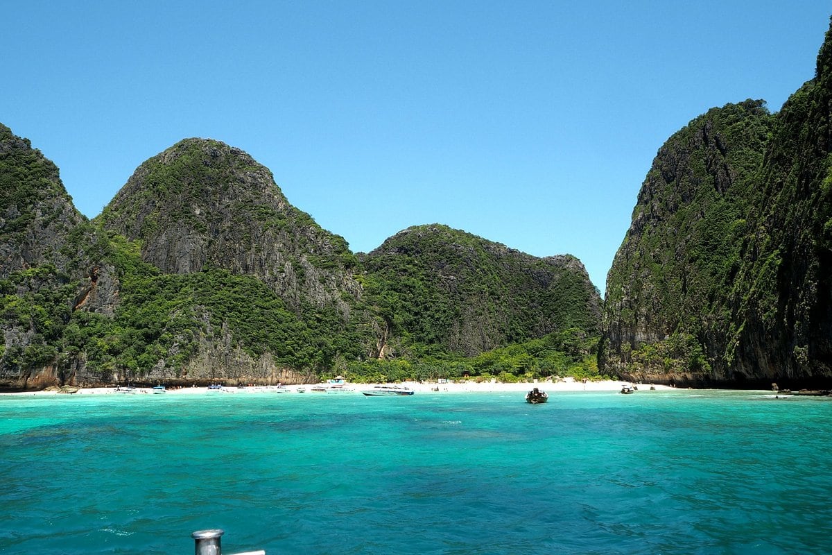 Maya Bay, la paradisíaca bahía tailandesa, deberá ser recuperada luego del daño ambiental provocado por el rodaje de The Beach y millones de turistas. Gentileza