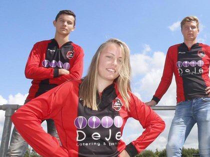 Ellen Fokkema, una neerlandesa de 19 años, será la primera futbolista que podrá jugar en un equipo formado por hombres en la cuarta división de los Países Bajos, para el club VV Foarut, en un plan pionero que puso en marcha la Federación de Fútbol de ese país.