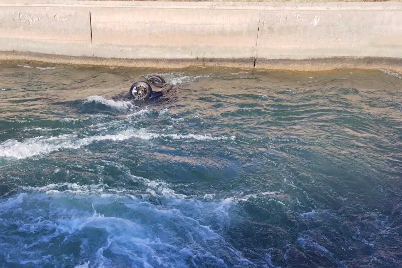 Un auto con tres mujeres cayó a un canal y una de ellas murió ahogada. Foto Ministerio de Seguridad.