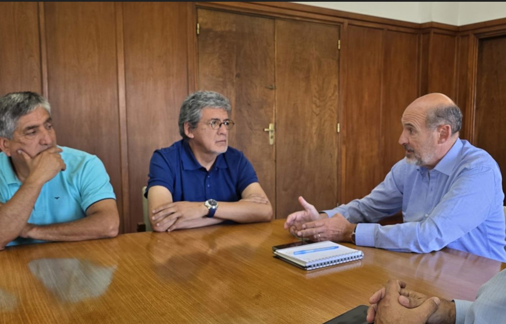 El ministro de Producción, Rodolfo Vargas Arizu, recibió a productores afectados por las últimas contingencias climáticas en San Rafael. Foto: Gobierno de Mendoza