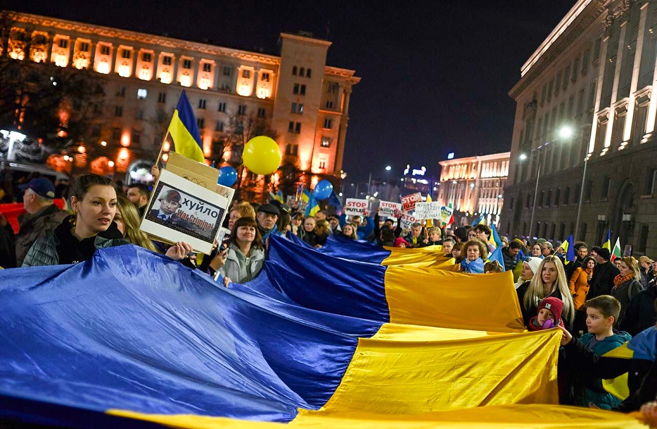 Cientos de personas participan en una marcha en apoyo de Ucrania en Sofía, Bulgaria. Foto: EFE