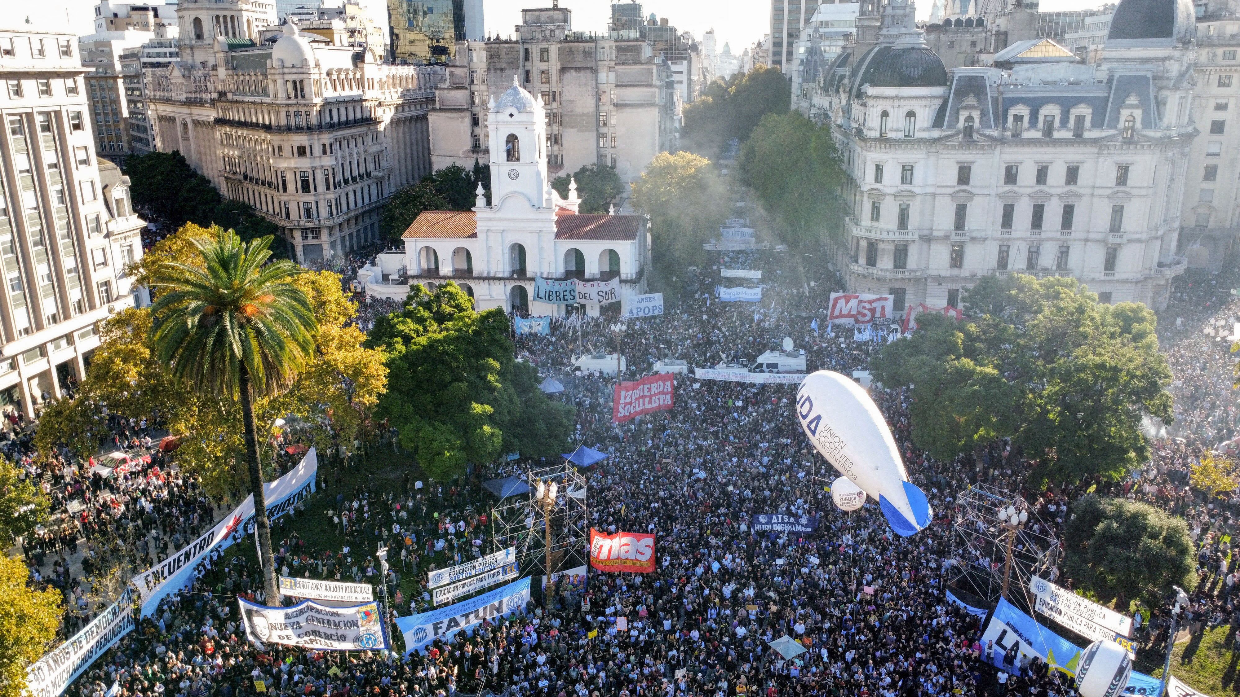 Una imagen de dron muestra a estudiantes universitarios, sindicatos y 
grupos sociales reunidos frente a la casa de gobierno Casa Rosada para protestar 
contra los recortes de "motosierra" del presidente Javier Milei en la educación 
pública. Foto NA: REUTERS/Agustin Marcarian