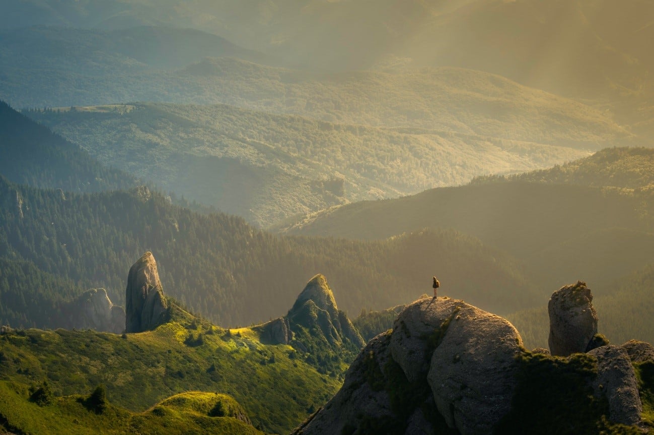 La conexión con la naturaleza tiene un poderoso impacto espiritual. Actúa como un bálsamo para el alma, proporcionando un refugio tranquilo y pacífico en un mundo cada vez más caótico.