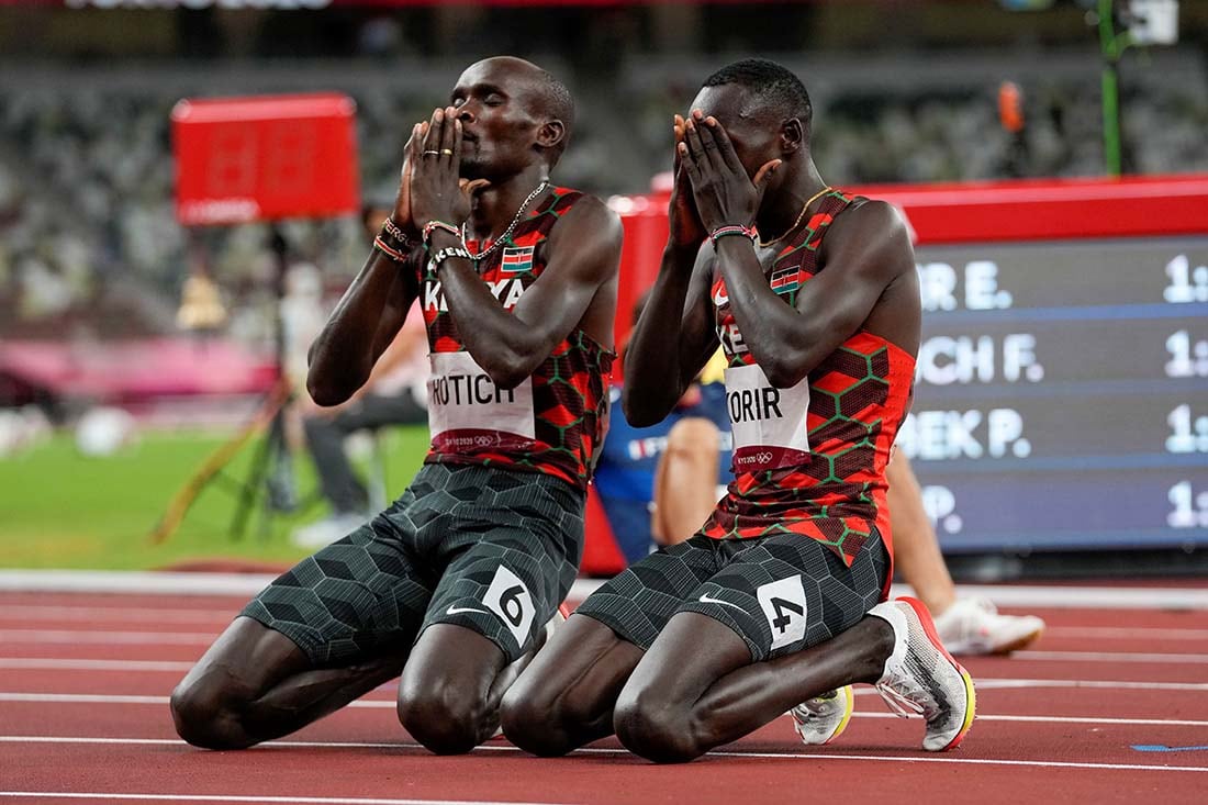 Emmanuel Korir, derecha, de Kenia, celebra después de ganar la medalla de oro con el medallista de plata Ferguson Rotich, también de Kenia, en la final masculina de 800 metros