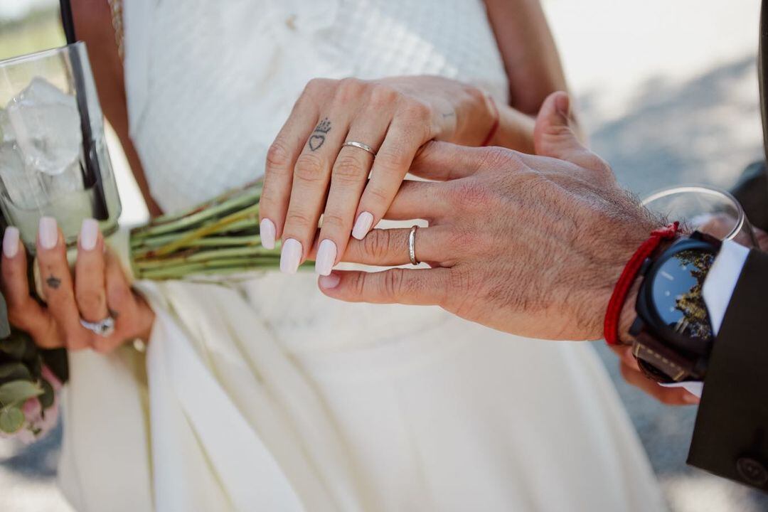 Las fotos oficiales de Nicole Neumann y Manu Urcera en su casamiento.