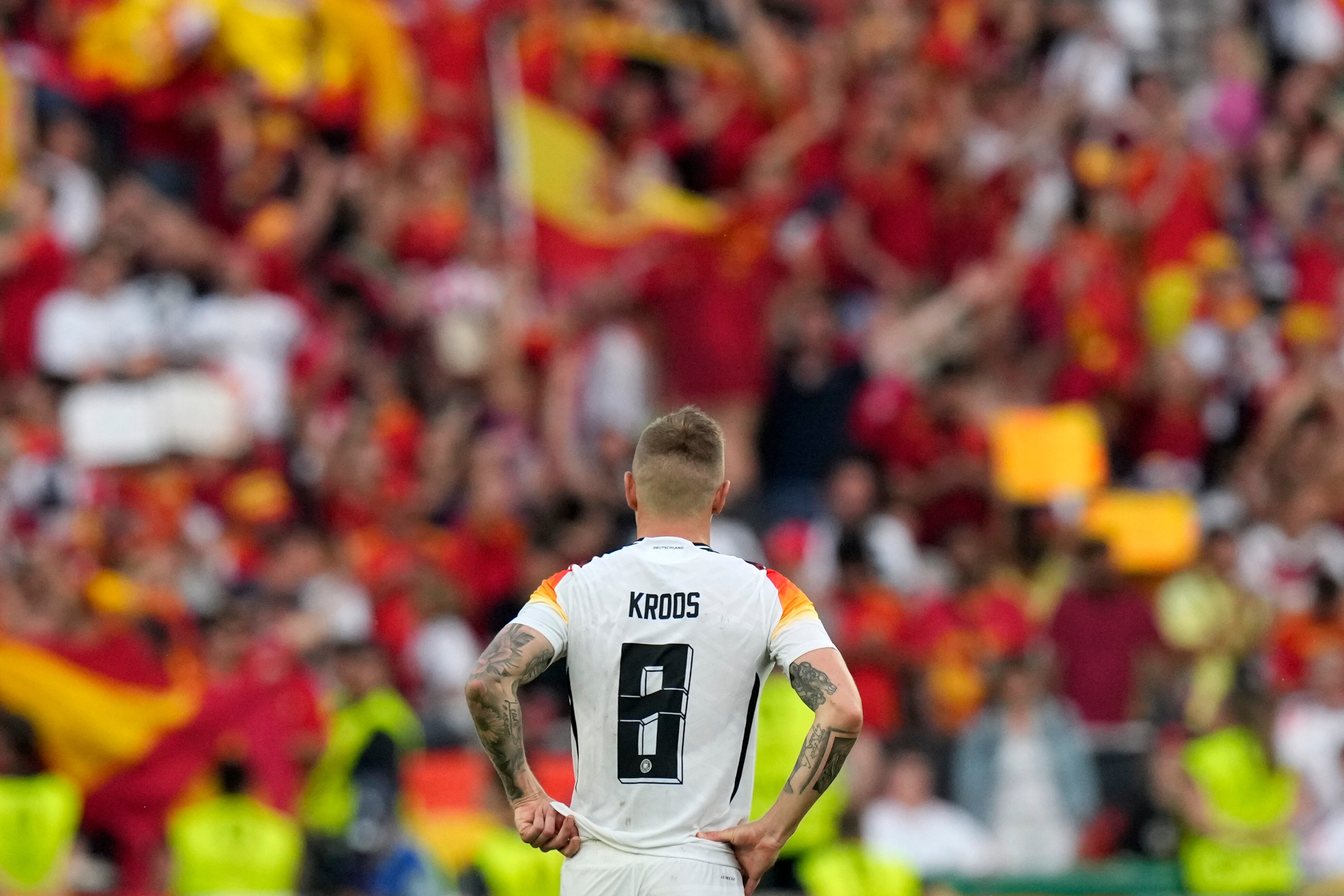 El alemán Toni Kroos observa a los fanáticos celebrar al final de un partido de cuartos de final entre Alemania y España en el torneo de fútbol Euro 2024 en Stuttgart, Alemania, el viernes 5 de julio de 2024. (Foto AP/Ariel Schalit)