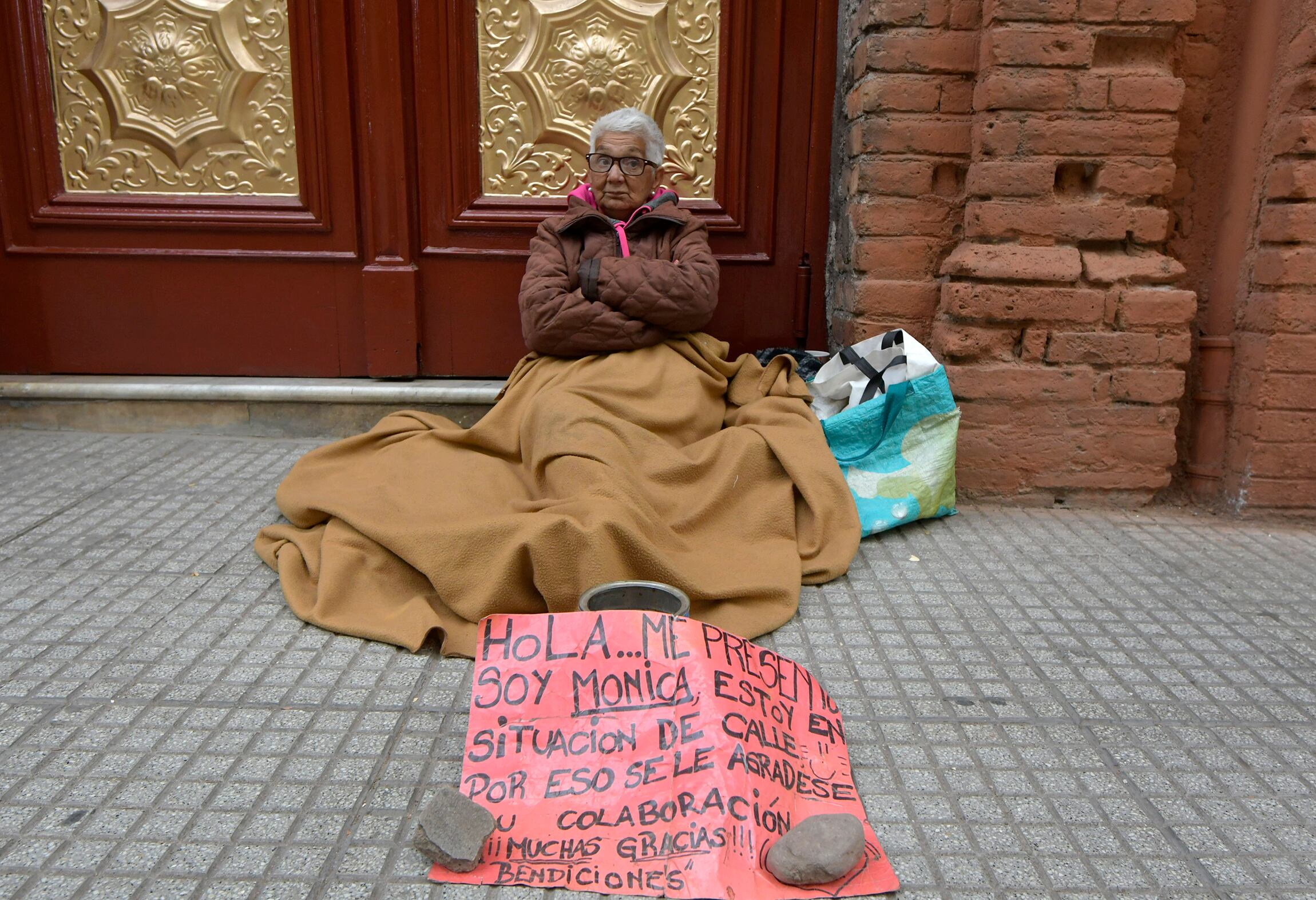 Pobreza e indigencia en Mendoza
Aumentó el índice de pobres en nuestra provincia. 
Pobres viven y piden limosna en calle Colón y San Martín

Foto: Orlando Pelichotti