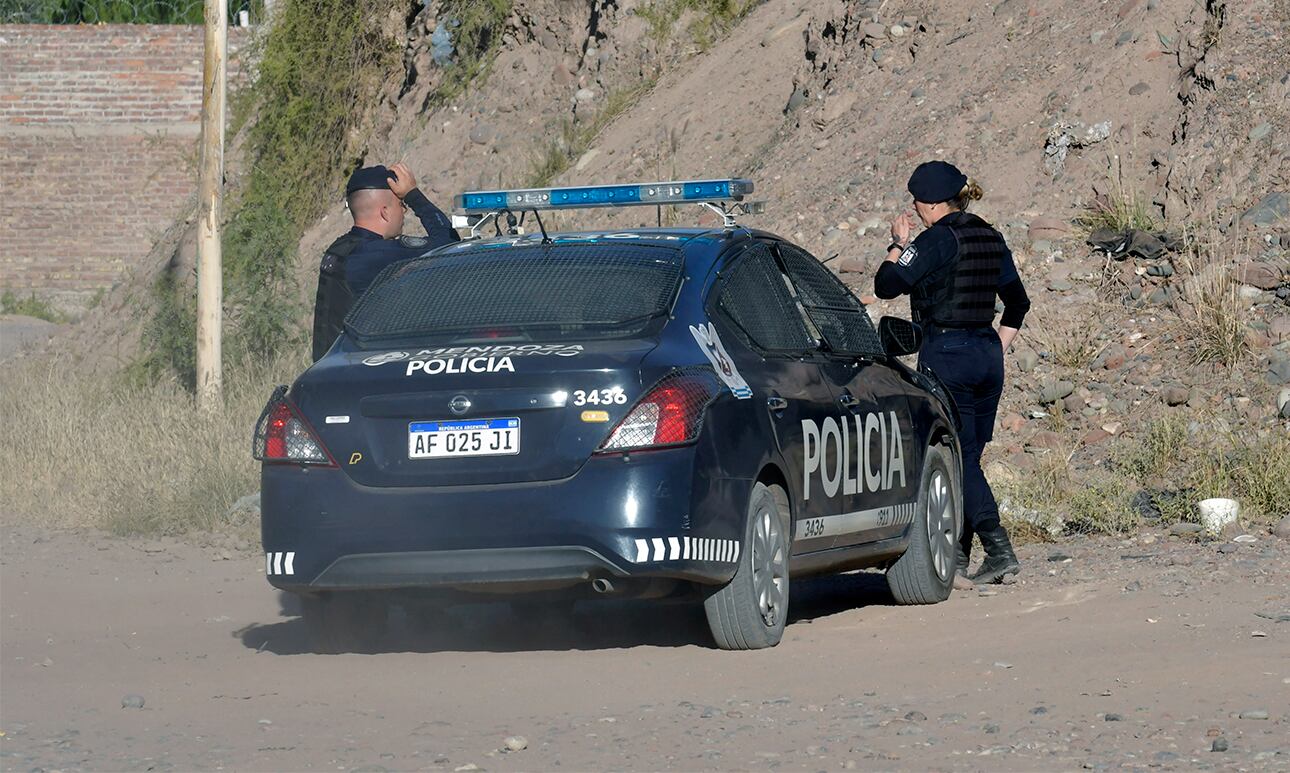  Esta tarde, se desarrolló un asesinato en una vivienda en el Barrio Urundel, ubicado en el oeste del departamento de Godoy Cruz. 
Foto: Orlando Pelichotti