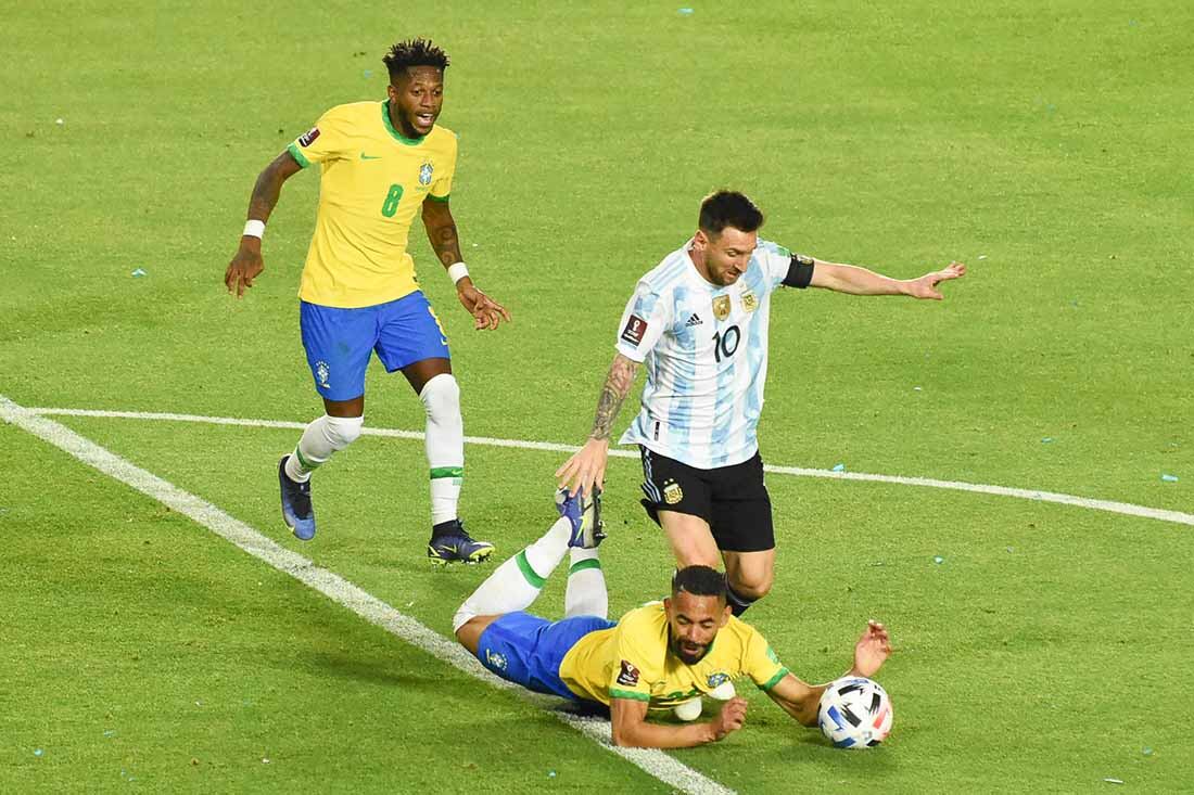 Messi disputa el balón ante su adversario brasilero, en el Estadio San Juan Del Bicentenario. Foto: Marian Villa