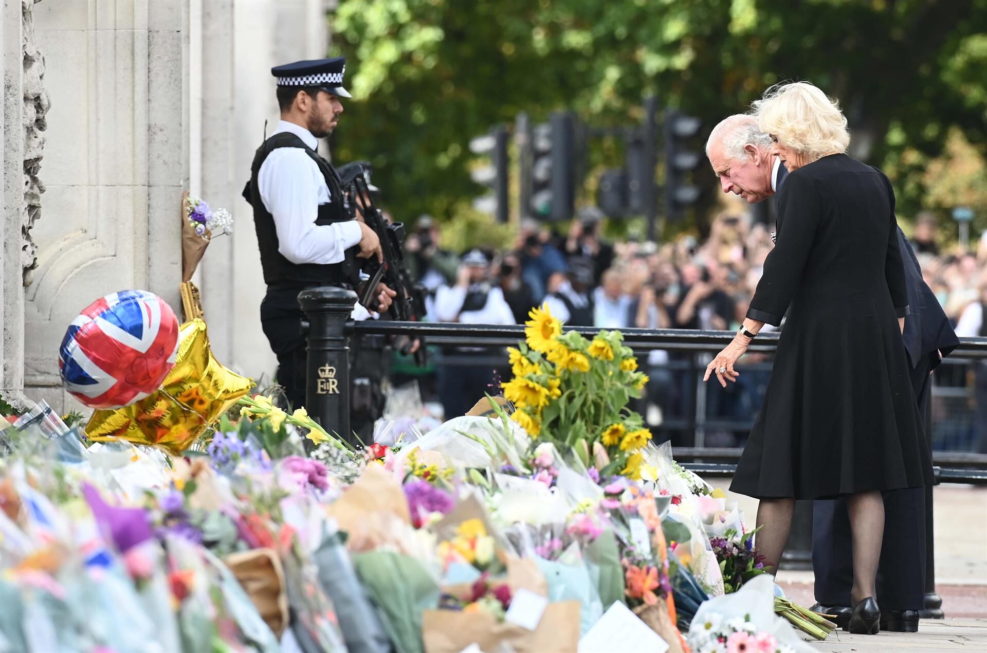 De luto por Isabel II, los británicos abrazan a Carlos III que promete servirles “toda la vida”. / Foto: EFE