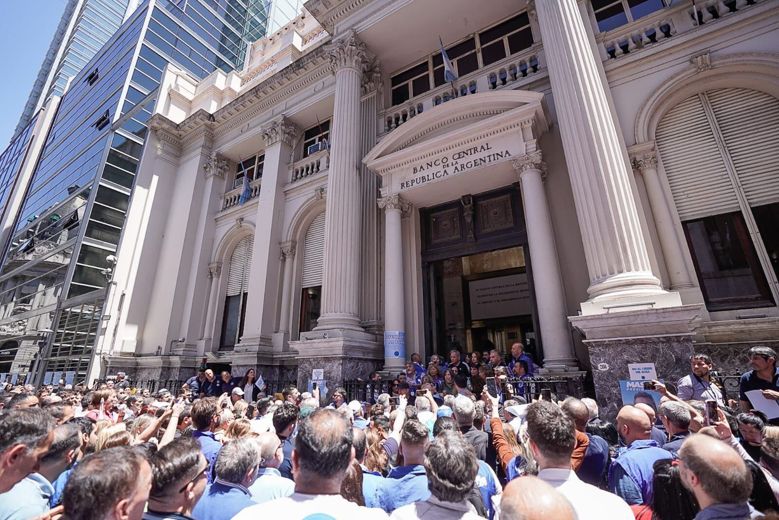 Trabajadores y sindicalistas marcharon frente a la institución para repudiar los dichos de Javier Milei. Foto X Sergio Palazzo