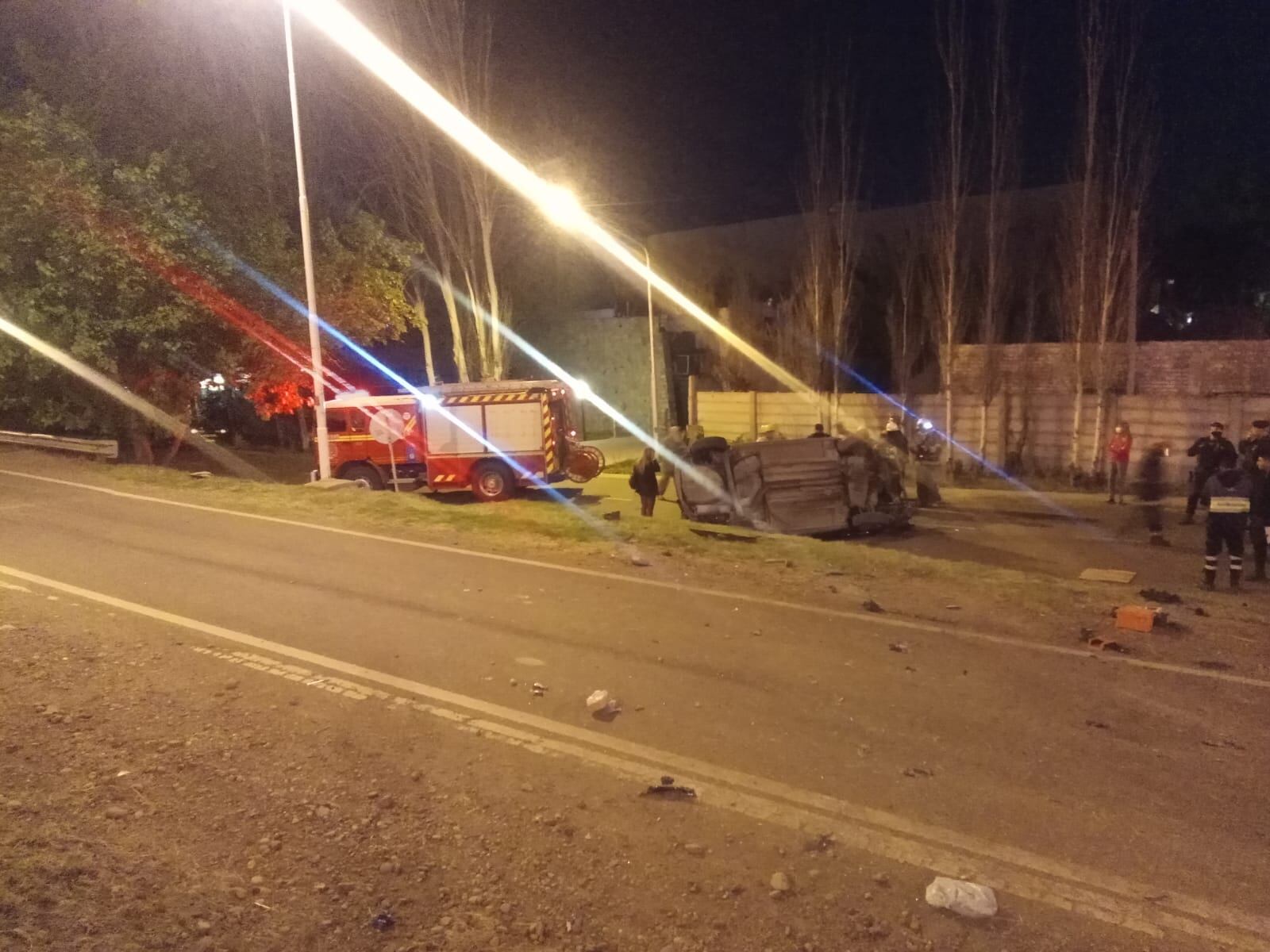 Cinco jóvenes se accidentaron durante la madrugada y tres de ellos debieron ser hospitalizados. Fotos gentileza.