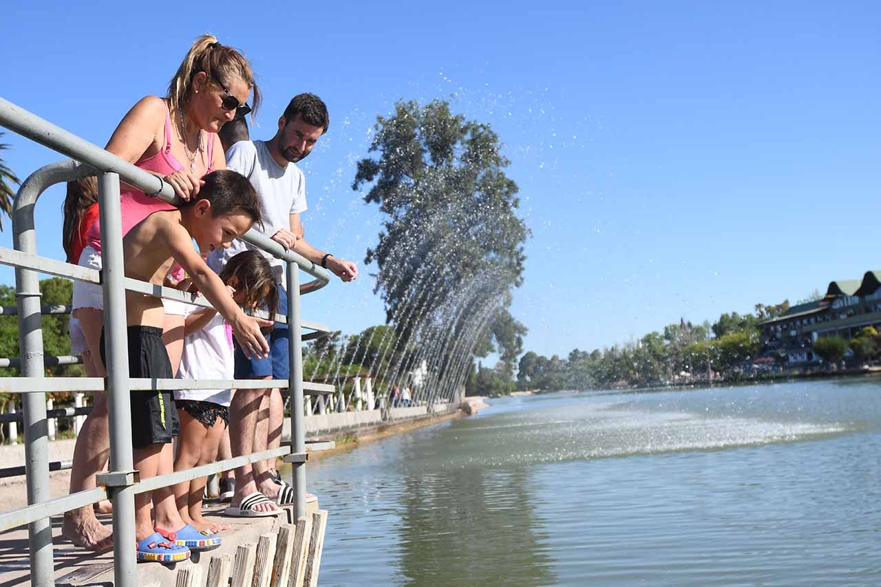 
La familia Aguirre Marchisio en la zona del lago en el parque General San Martín
Foto: José Gutierrez / Los Andes 