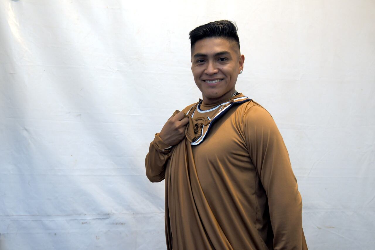 Jesús Melipil, cumple 13 años participando de la fiesta departamental de Las Heras, en esta oportunidad fue bailarín en el evento del parque de la Familia.
Foto: Marcelo Rolland / Los Andes
