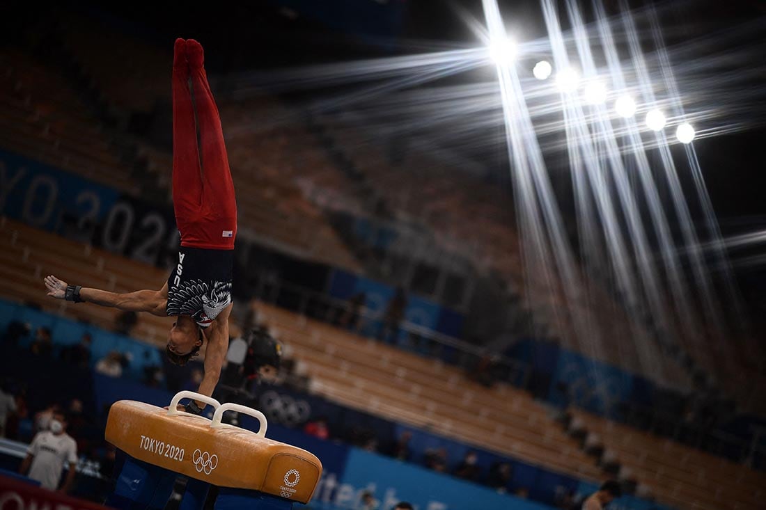 El estadounidense Yul Moldauer compite en el evento del caballo con arcos de la final del equipo masculino de gimnasia artística