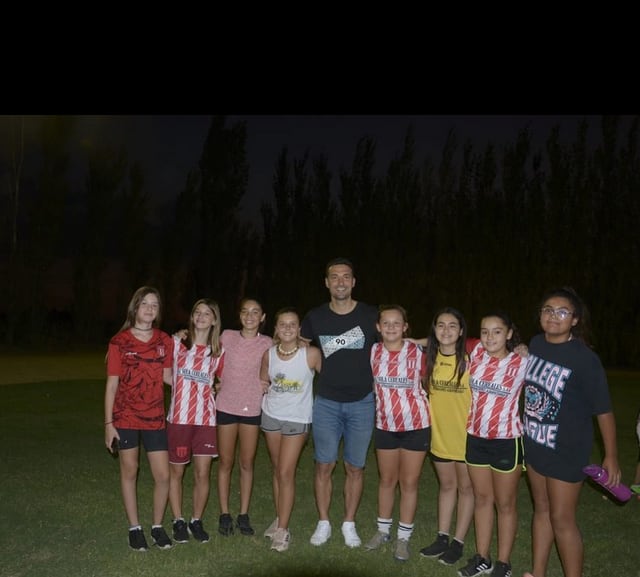 El DT de la Selección se encuentra en su pueblo natal y visitó uno de los clubes de fútbol para saludar a los jugadores. Instagram CAP.