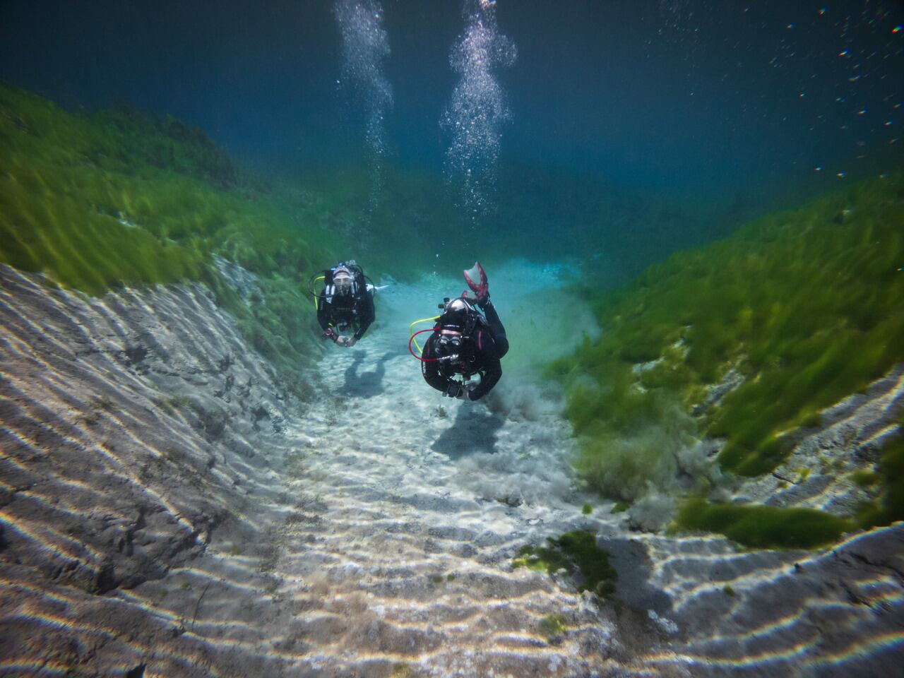 Pozos de Carapacho, Malargüe. 
Se encuentra a 71 km de la ciudad de Malargüe dentro de la Reserva Natural  de Flora y Fauna Laguna de Llancanelo
Un equipo de buzos certificados participó del primer buceo autorizado por Recursos Naturales para registrar y mapear Los Pozos de Carapacho y así poder autorizar el buceo recreativo en el lugar. El sitio es de una belleza única en la provincia de Mendoza.  
 
 Foto: Ignacio Blanco / Los Andes 
