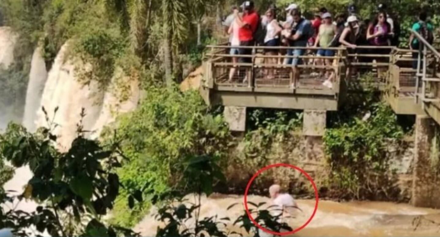 La foto del presunto turista arrastrado por las aguas de las Cataratas.