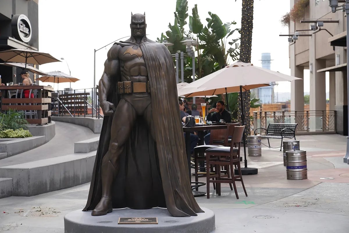 Estatua de Batman ubicada en Burbank, California; Estados Unidos.