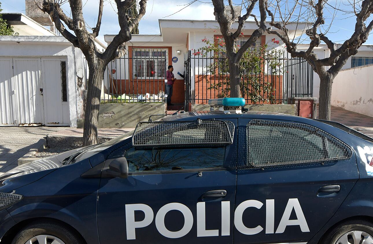 Caso: Emma Pilar Olguín de dos meses de edad murió ayer. Sus padres Gustavo Ariel Olguín y Milagros Iglesias quedaron detenidos de inmediato. La pareja reside en el barrio Infanta de Las Heras.
Foto:  Orlando Pelichotti
