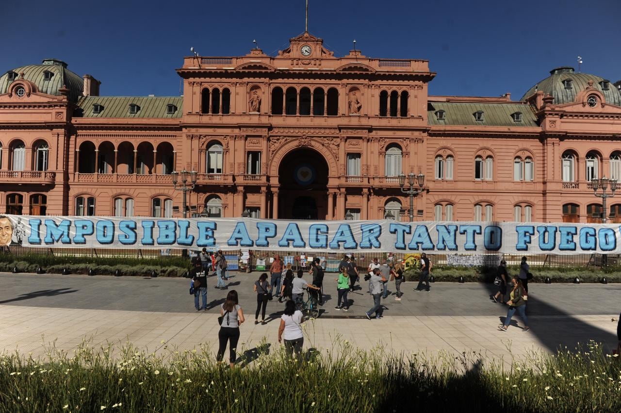 Con pancartas, flores y cantos, los anáticos políticos llevaron adelante distintos homenajes en el décimo aniversario de muerte de Néstor Kirchner.