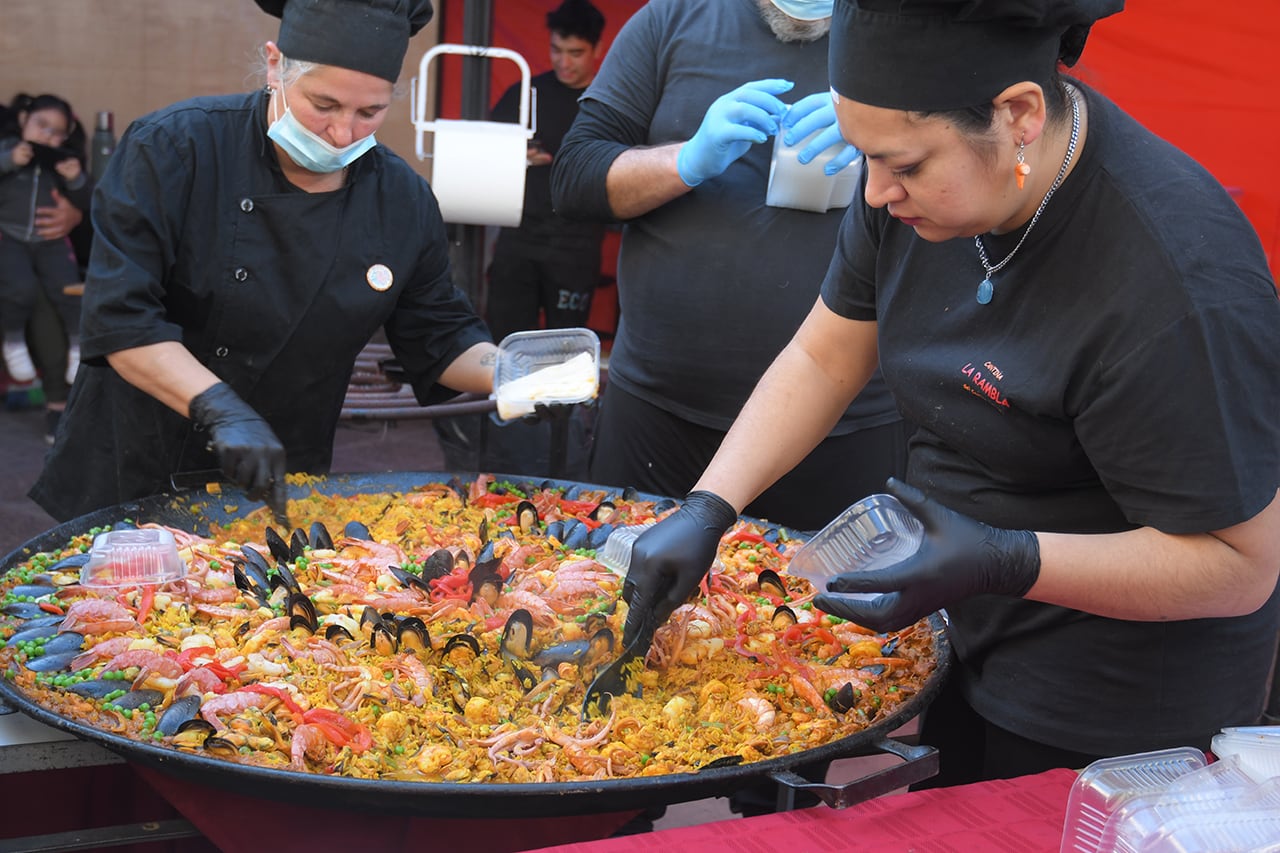 Con bailes folclóricos y y la venta de comidas típicas y paellas, se realizó la tradicional celebración por el Patrono Santiago Apóstol que finalizó con la procesión y la misa presidida por el arzobispo Marcelo Colombo. Foto: Marcelo Rolland / Los Andes