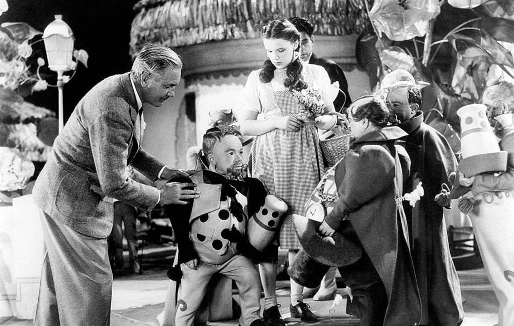 Victor Fleming en el set de "El mago de Oz" (1939)