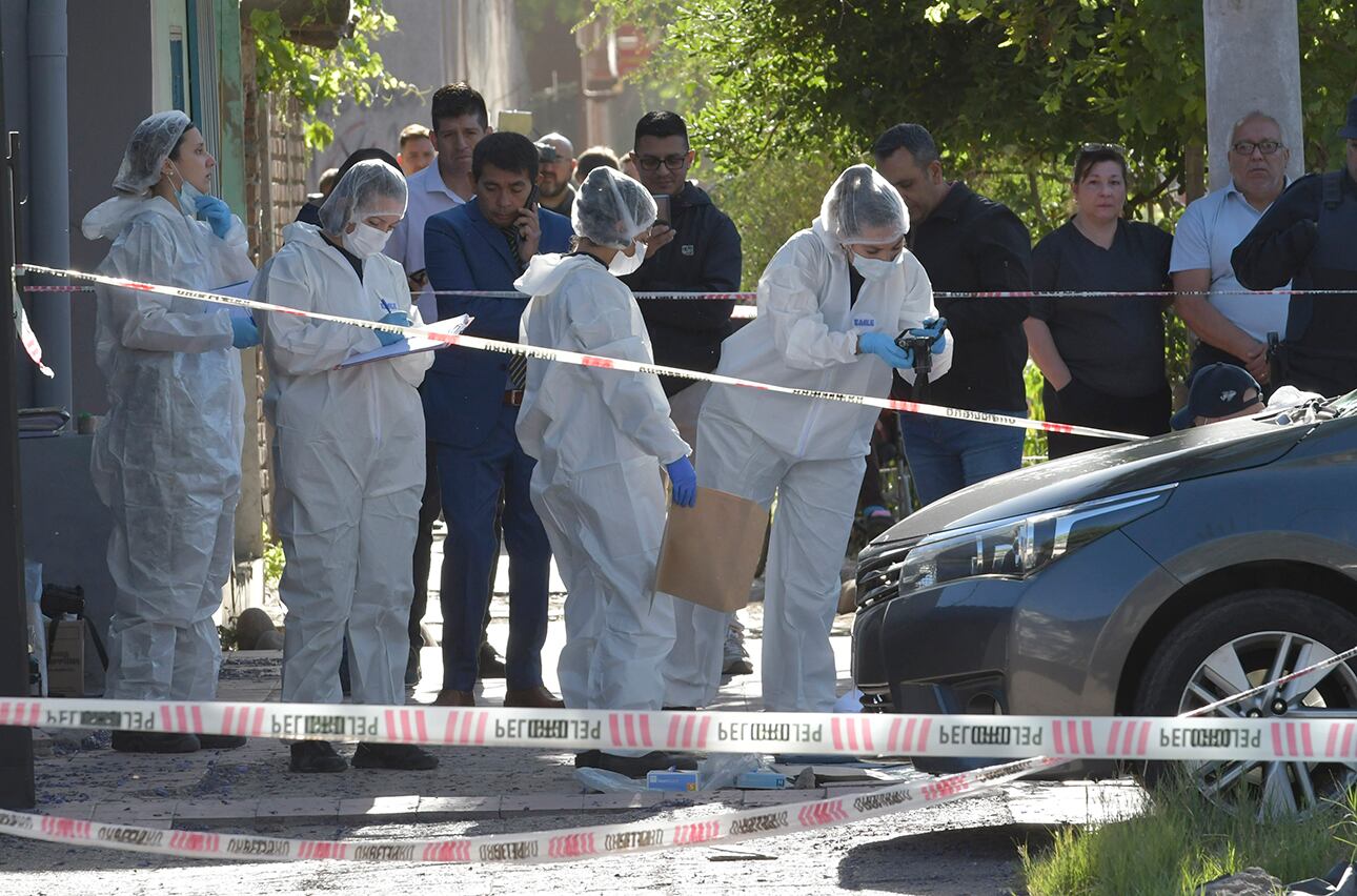 En calle Pascual Segura al 154 de Las Heras asesinaron a Fernando Walther Días Peleytay (65), dejaba su vivienda y tomaba su auto Toyota Corolla, rumbo a su trabajo en el Poder Judicial

Foto: Orlando Pelichotti