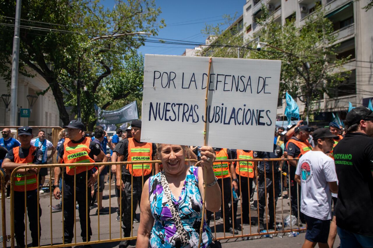 Marcha por el paro general de la CGT

Foto: Ignacio Blanco / Los Andes