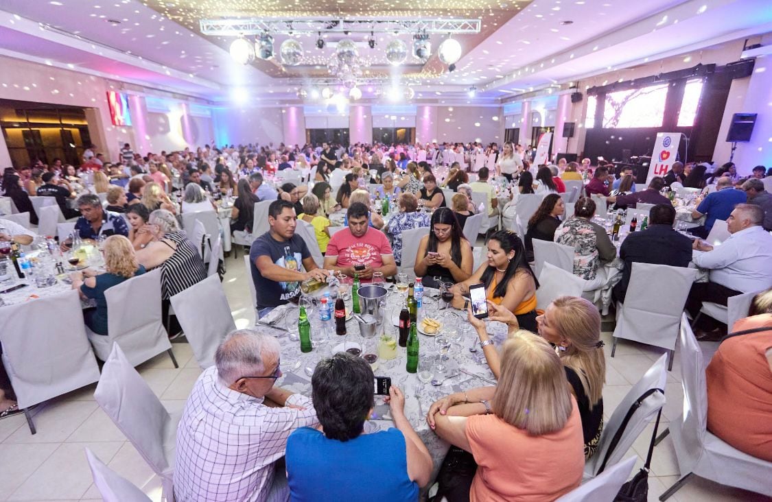 Orozco invitó a cenar a 600 personas en un salón de eventos de El Challao.