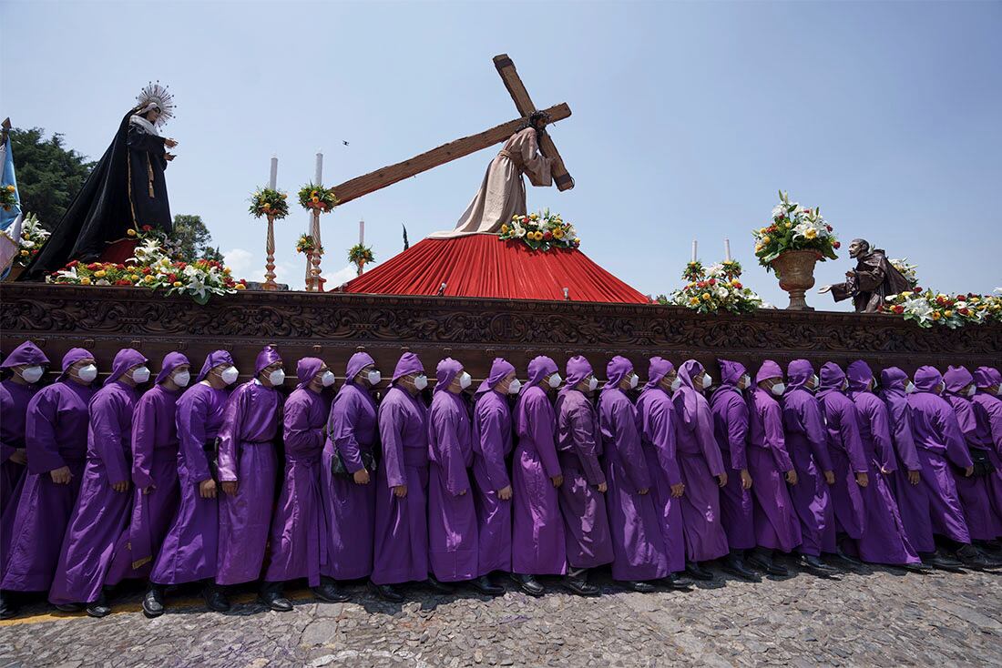 "Cucuruchos" cargan con una imagen de Jesucristo durante una procesión del Jueves Santo en Antigua, Guatemala, el 14 de abril de 2022. Las procesiones y los pasos religiosos recorren las calles de todo el país durante la Semana Santa, que recuerda la última semana de la vida de Jesucristo, según la biblia, y culmina con su crucifixión el Viernes Santo y su resurrección el Domingo de Pascua. (AP Foto/Moisés Castillo)