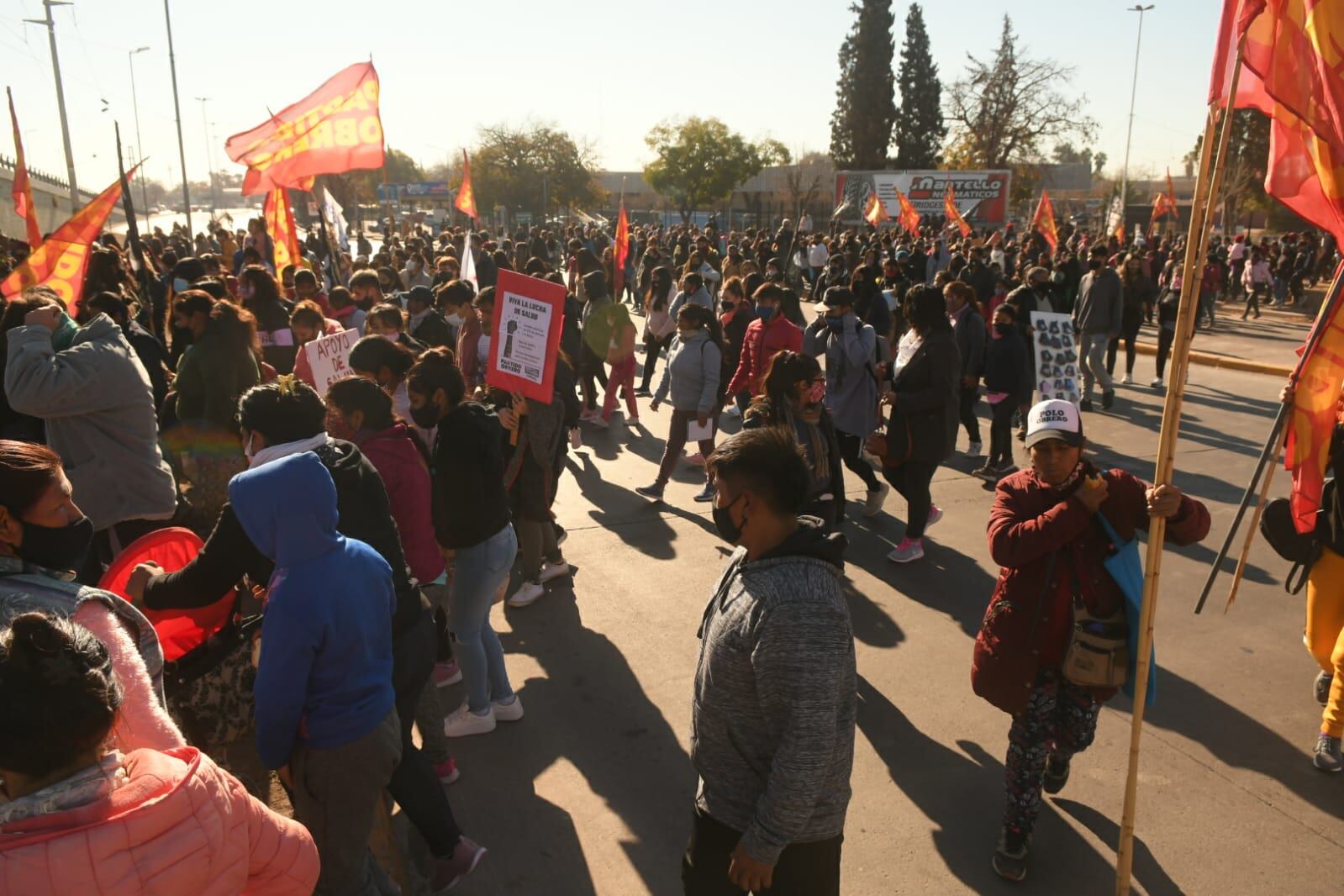 Gremios cortaron la calle en el Nudo Vial en rechazo al aumento salarial por decreto. Ignacio Blanco / Los Andes