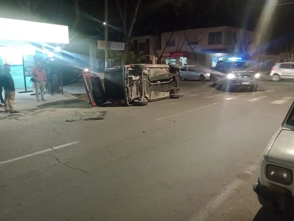 Hubo un aparatoso accidente en Luján de Cuyo, pero sólo hubo daños materiales. - Foto: Ministerio de Seguridad.