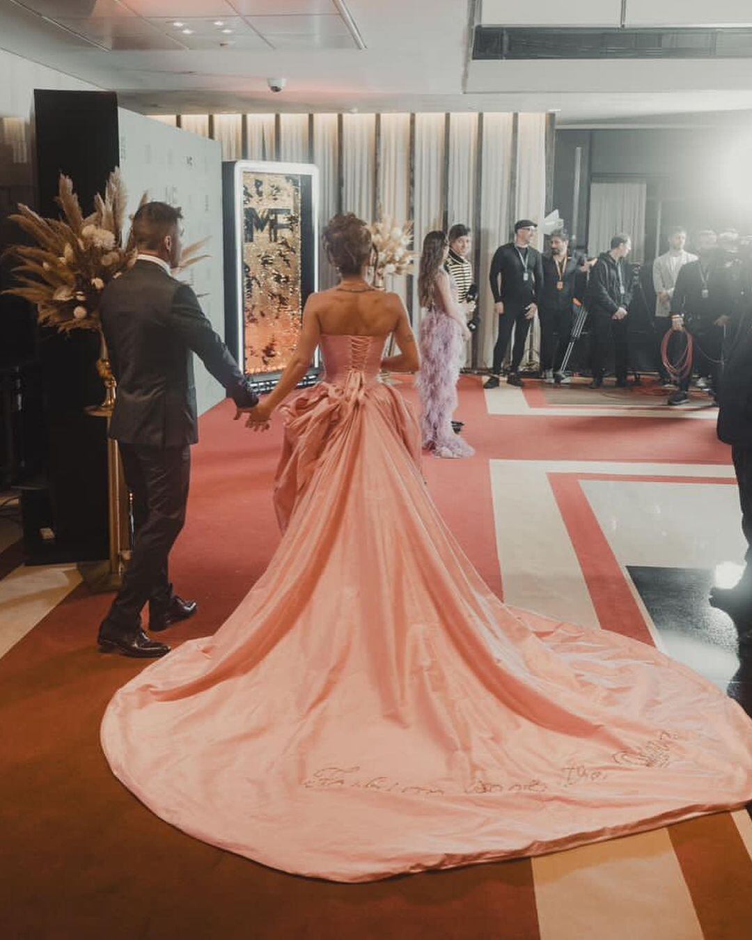 La modelo lució un increíble vestido rosa.