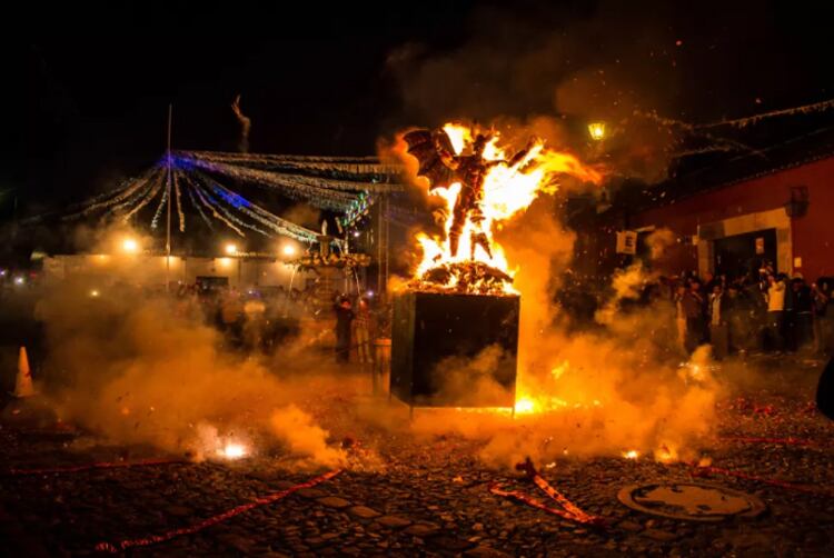 La quema del Diablo en Guatemala por Navidad.