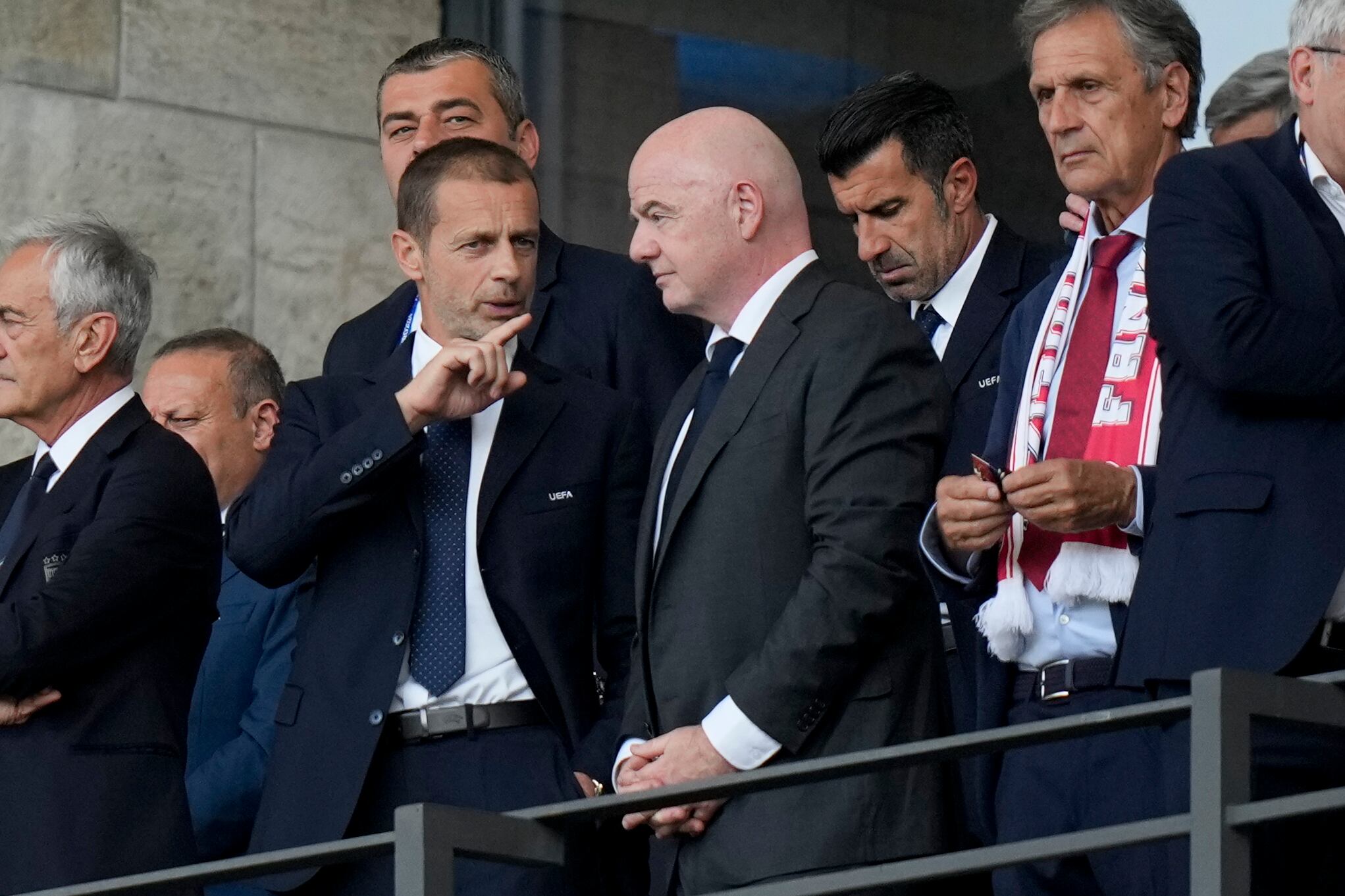 El presidente de la UEFA Aleksander Čeferin habla con el presidente de la FIFA Gianni Infantino antes del duelo entre Suiza e Italia de los octavos de final de la Eurocopa el sábado 29 de junio del 2024. (AP Foto/Matthias Schrader)