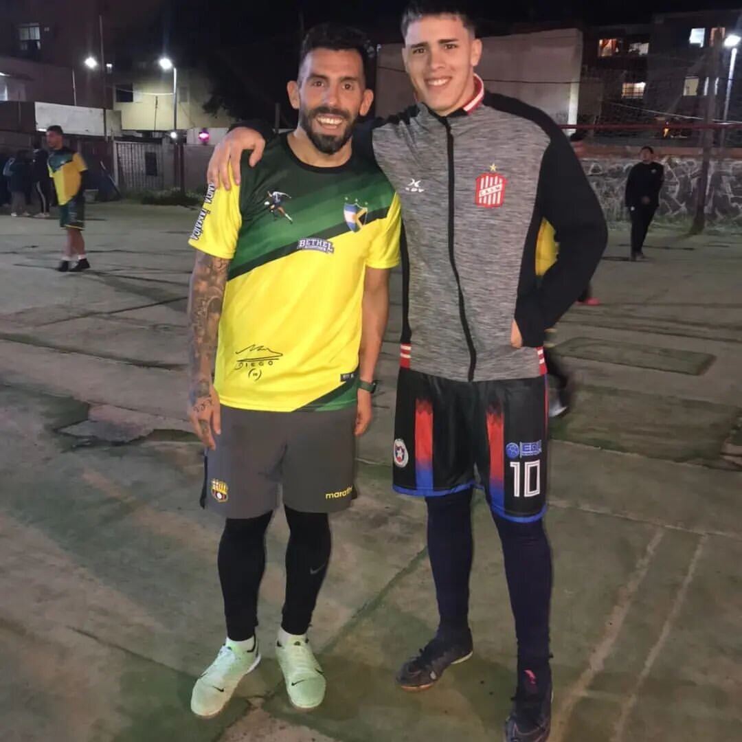 Carlos Tevez con Mauro Fleita en un picadito en Fuerte Apache. / Instagram 