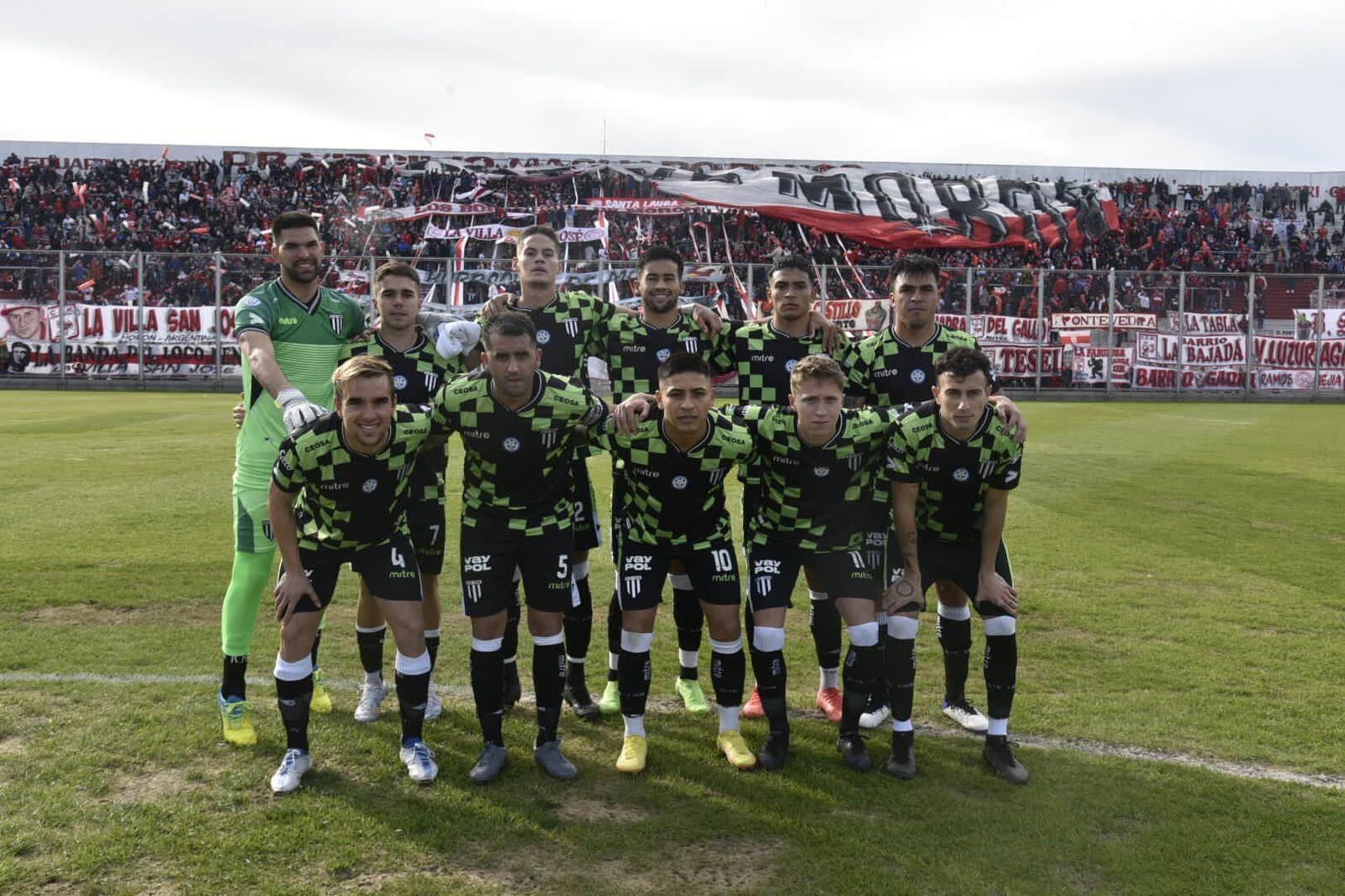 Gimnasia y su particular camiseta en la cancha del Deportivo Morón. / Prensa Morón