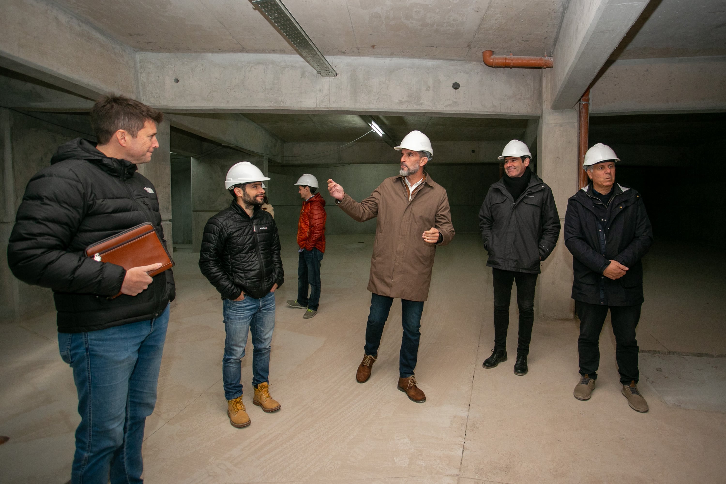 Ulpiano Suarez recorrió la construcción de la Torre Allegra en la Quinta Sección.