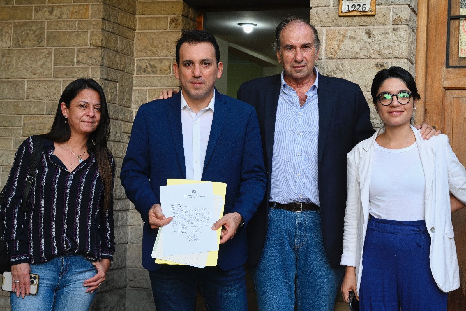 Tadeo García Zalazar (presidente de UCR) y Humberto Schiavoni (interventor del PRO), tras la firma del acto de integración a Cambia Mendoza. Foto: Twitter