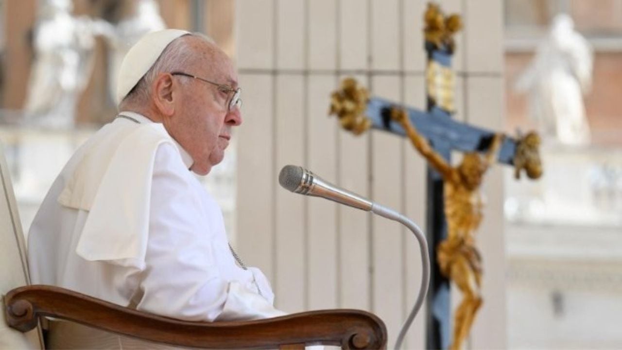 El Papa advirtió: "Pero, al mismo tiempo, recordemos que cada adicto tiene una historia personal única y debe ser escuchado, comprendido, amado y, en la medida de lo posible, curado y purificado".
. Foto: (VATICAN MEDIA Divisione Foto).