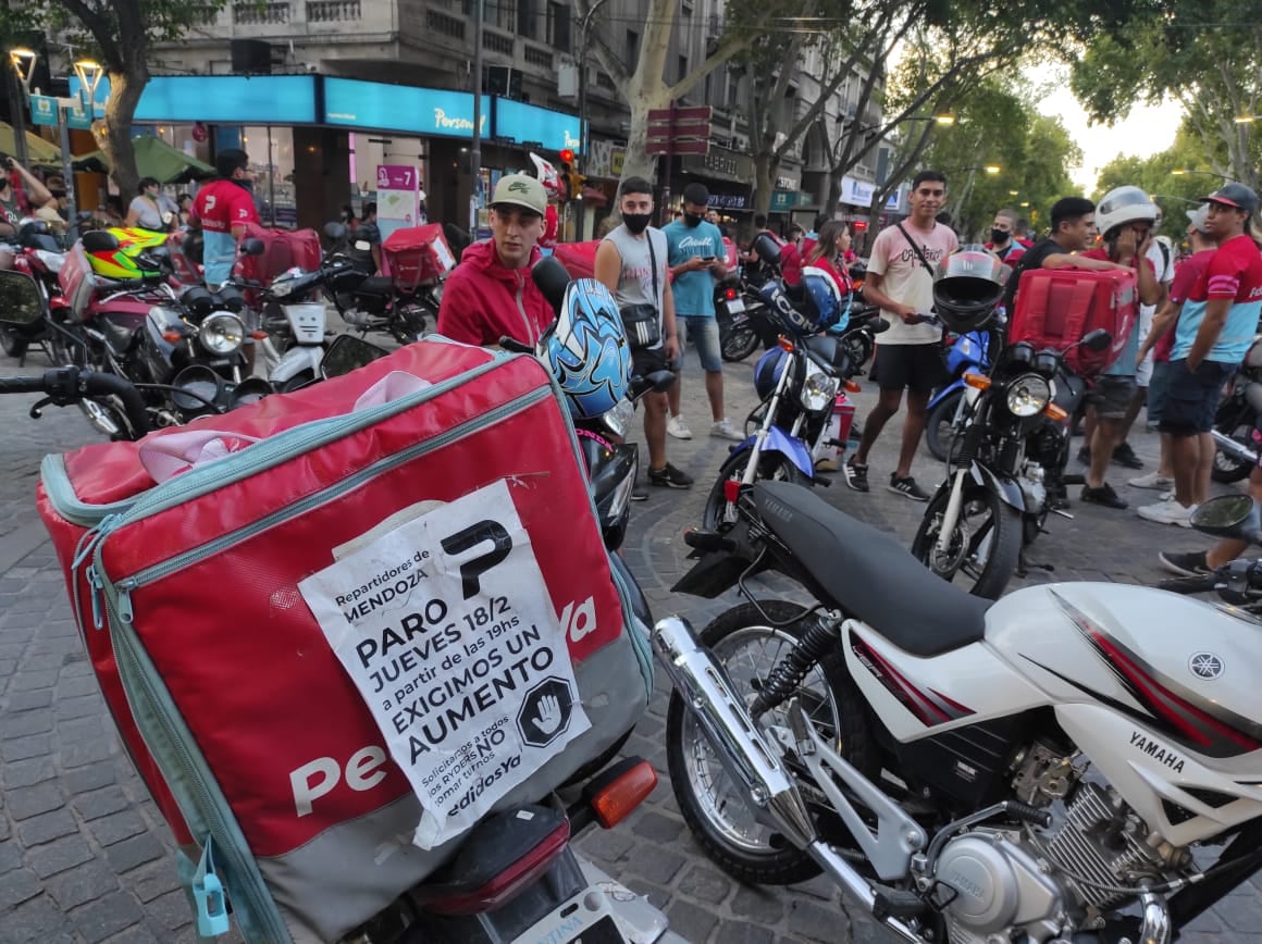 Repartidores de pedidos ya se concentraron en peatonal y san martin para pedir aumento en su tarifa.