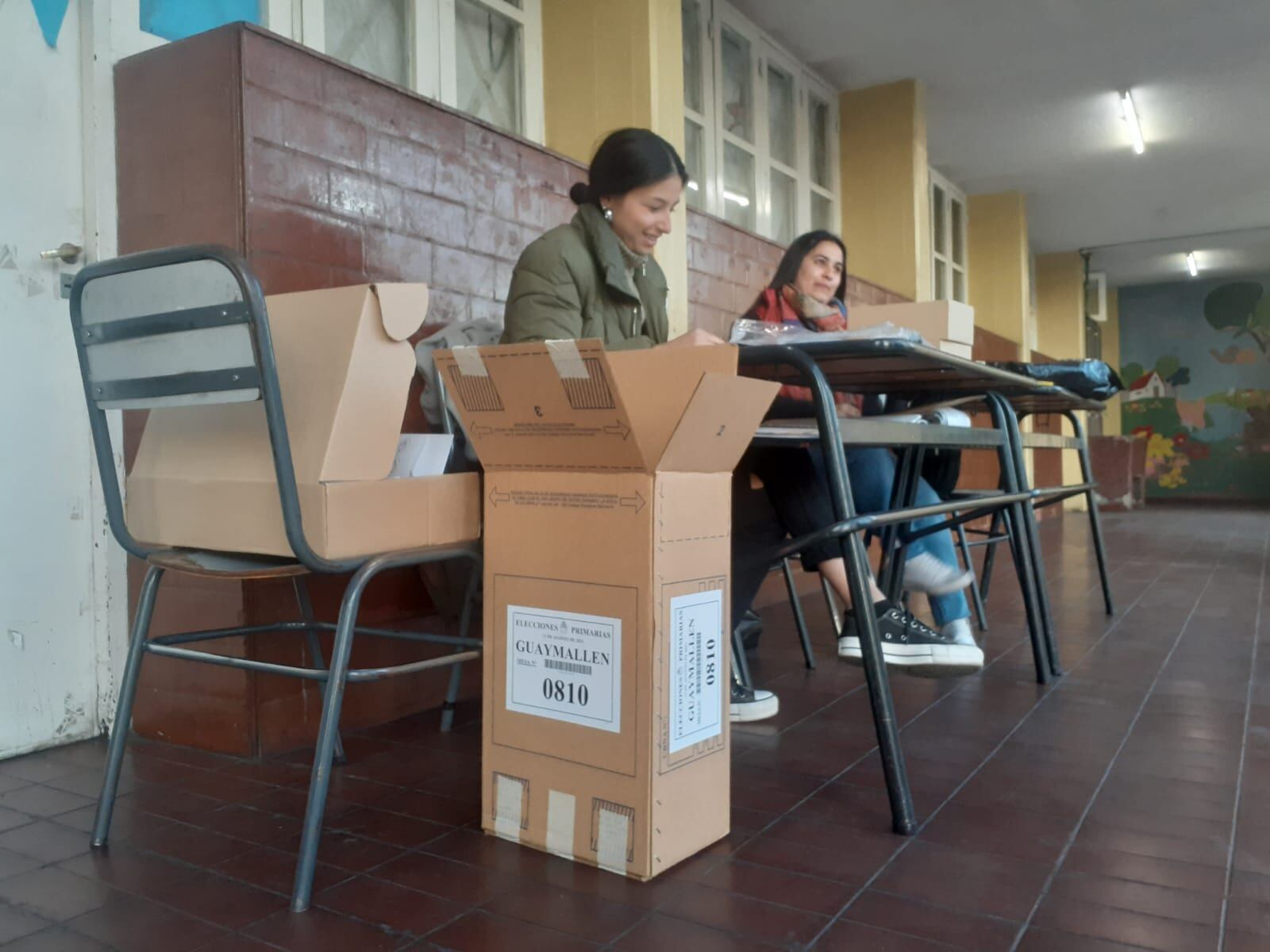 Preparativos de boletas en el cuarto oscuro en la escuela Leandro Alem de Guaymallén - Foto José Gutiérrez / Los Andes